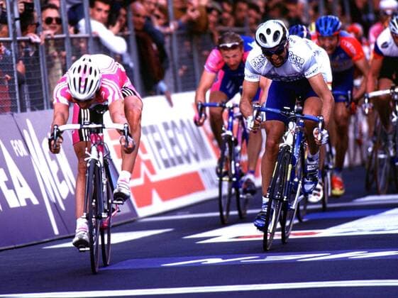 Erik Zabel (Deutschland, Team Telekom, li.) gewinnt den Zielspurt vor Fabio Baldato (Italien, Fassa Bortolo) Radsport Herren Radklassiker Mailand - San Remo 2000, Klassiker, Rad, Radrennen, Straße, Straßenradsport, Gruppe Mailand Kampf, Dynamik,