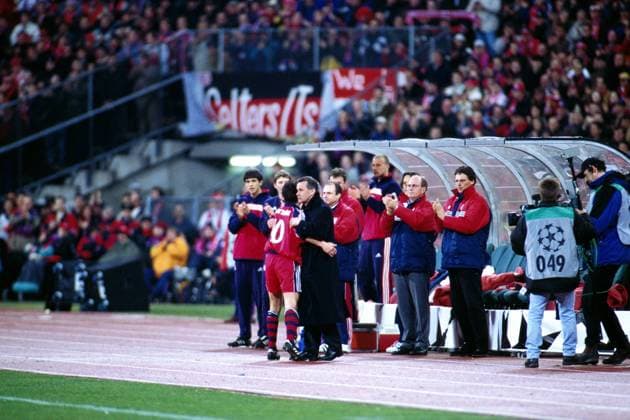 Lothar Matthäus (Bayern) wird von Trainer Ottmar Hitzfeld (beide Bayern) ein letztes Mal umarmt, die Bayernbank applaudiert ergriffen Fußball EC 1 Herren Champions League 1999 2000, FC Bayern München Totale Olympiastadion München