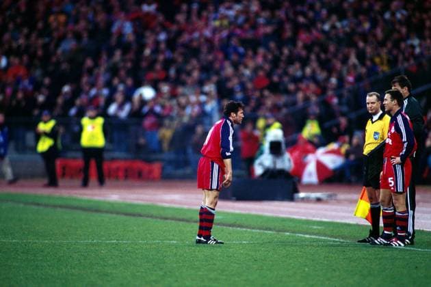 Lothar Matthäus verbeugt sich, Patrik Andersson (beide Bayern) steht zur Einwechslung bereit Fußball EC 1 Herren Champions League 1999 2000, FC Bayern München Totale Olympiastadion München