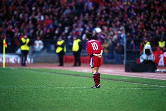 Lothar Matthäus (Bayern) verbeugt sich nach allen Seiten Fußball EC 1 Herren Champions League 1999 2000, FC Bayern München Totale Olympiastadion München