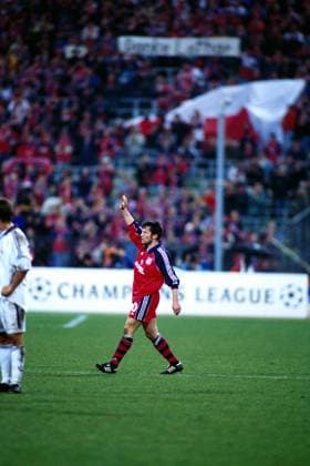Lothar Matthäus (Bayern) verabschiedet sich bei seinen Anhängern Fußball EC 1 Herren Champions League 1999 2000, FC Bayern München - Real Madrid 4:1 Totale Olympiastadion München