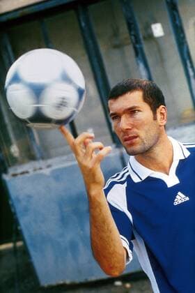 Zinedine Zidane (Frankreich Juventus Turin) posiert für adidas mit dem offiziellen Spielball der EURO 2000 Fußball EM Herren Vorschau 1999 zur Europameisterschaft 2000, Nationalmannschaft, Nationalteam Einzelbild