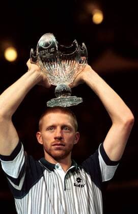 Sieger Boris Becker (Deutschland) präsentiert stolz seine Trophäe Tennis WM Herren ATP-Finale 1995, Weltmeisterschaft, Tour, Halle, Indoor, Hallentennis, Hallenturnier, Hallenbelag Einzelbild Festhalle Frankfurt M.