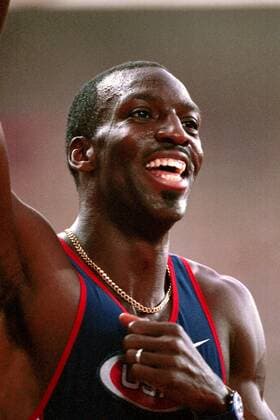 Michael Johnson (USA) - jubelnd Leichtathletik WM Herren Weltmeisterschaft 1999, Nationalmannschaft, Nationalteam, Nationaltrikot, 400 m, 400m Lauf, Meter Einzelbild Olympiastadion Sevilla Glück, Freude,