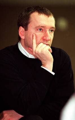 Manager Roger Wittmann (Caps) nachdenklich Eishockey DEL Herren Deutsche Eishockey Liga 1999 2000, Play-Off, Playoff, Play-Offs, Playoffs, Viertelfinale Einzelbild Eishalle Jaffestraße Berlin Nachdenklichkeit,