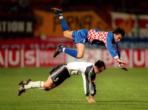 Flugeinlage von Fabian Ernst (Deutschland U21, unten) und Josip Simic (Kroatien) Fußball Länderspiel Herren U21 Nationalmannschaft 2000, U 21 Nationalteam, Nationaltrikot, Freundschaftsspiel Gruppe Varazdin Dynamik, Höhe