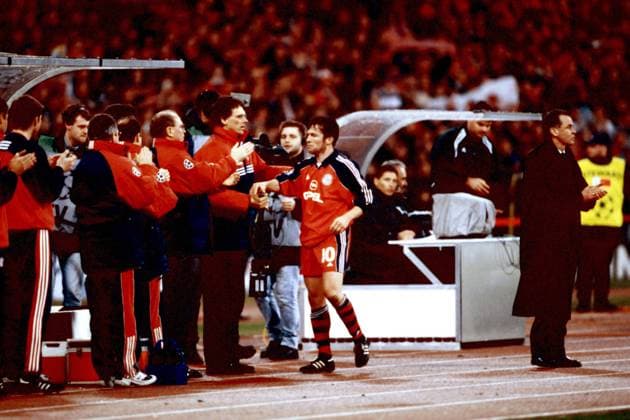 Lothar Matthäus verabschiedet sich sichtlich gerührt, vorn in der Reihe der Wartenden Co-Trainer Michael Henke und Manager Uli Hoeneß, ganz rechts Trainer Ottmar Hitzfeld (alle Bayern) Fußball EC 1 Herren Champions League 1999 2000, Bayern München, Abschied, Abschiedsspiel Totale Olympiastadion München