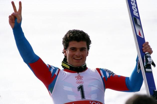 Alberto Tomba (Italien) in Siegerpose nach seinem Olympiasieg beim Riesenslalom Hier gewann er eine von insgesamt drei olympischen Goldmedaillen Alpiner Skilauf OS Winter Herren Olympische Winterspiele 1988, Spiele, Olympia, Olympiade, Ski Alpin, Skisport, Riesenslalom Einzelbild Calgary Glück, Freude,