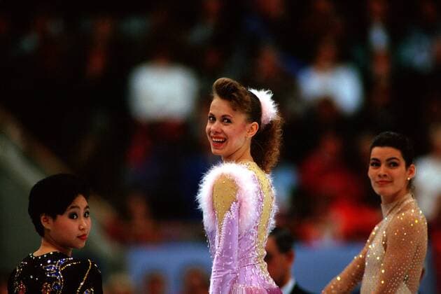 Lu Chen (China), Oksana Bajul (Ukraine) und Nancy Kerrigan (USA, v.l.) bei der Siegerehrung Eiskunstlauf OS Winter Damen Olympische Spiele 1994, Winterspiele, Olympia, Olympiade, Eiskunstlaufen Gruppe Lillehammer Glück, Freude,