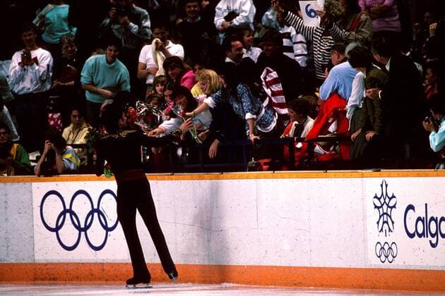 OLYMPIC LEGENDS: Brian Boitano Olympiasieger Brian Boitano (USA) wird von seinen weiblichen Fans bejubelt Eiskunstlauf OS Winter Herren Olympische Winterspiele 1988, Olympia, Olympiade, Spiele, Eiskunstlaufen Totale Saddledome Calgary Freude,