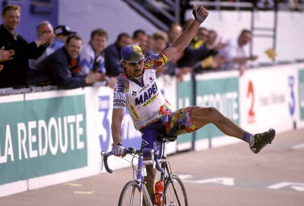 Johan Museeuw (Mapei, Belgien) in ungewohnter Jubelgeste beim Zieleinlauf Radsport Herren Paris-Roubaix 2000, Klassiker, Frühjahrsklassiker, Radklassiker, Straßenradsport, Straße, Rad Einzelbild Glück, Freude, Komik