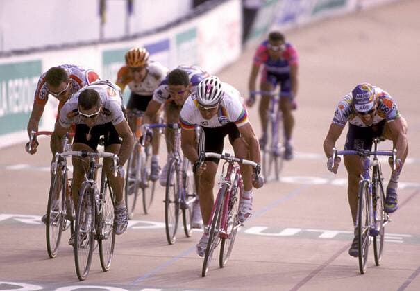 Peter van Petegem (Farm Frites, Belgien, li.) im Spurt mit Erik Zabel (Team Telekom, Deutschland) auf der Ziellinie Radsport Herren Paris-Roubaix 2000, Klassiker, Frühjahrsklassiker, Radklassiker, Straßenradsport, Straße, Rad Gruppe Dynamik