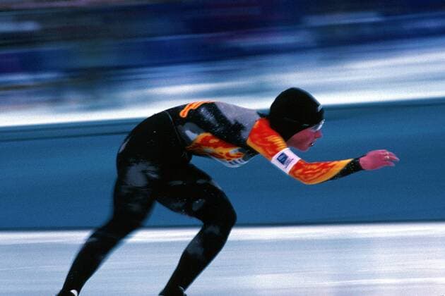 Claudia Pechstein (Deutschland) auf der Bahn Eisschnellauf OS Winter Damen Olympische Winterspiele 1994, Olympiade, Olympia, Spiele, Eisschnellaufen, Eisschnelllaufen, 5000m Einzelbild Lillehammer Dynamik