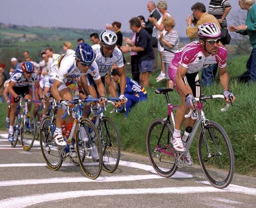 Alberto Elli (Team Telekom, Deutschland, vorn), Oscar Freire (Mapei, Spanien) und Andrea Peron (Fassa Bortolo, Italien, hinten Mitte) am Anstieg Radsport Herren Amstel Gold Race 2000, Radrennsport, Straßenradrennsport, Straßenradsport, Straße, Rad, Radrennen Gruppe