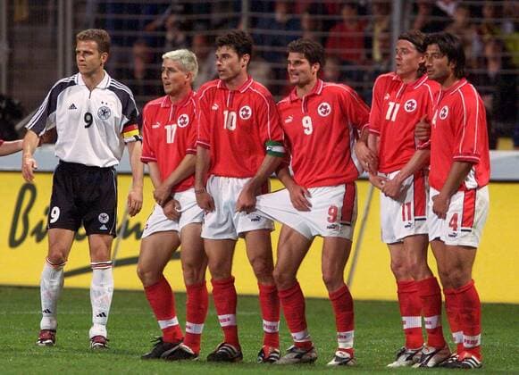 Oliver Bierhoff (Deutschland, li.) neben der Schweizer Freistoßmauer, v.li.: Alexandre Rey, Ciriaco Sforza reißt an der Hose von Mario Cantaluppi, Patrick Bühlmann und Murat Yakin Fußball Länderspiel Herren Freundschaftsspiel 2000, Nationalmannschaft, Nationalteam, Nationaltrikot, Deutschland - Schweiz 1:1 Gruppe Fritz-Walter-Stadion Kaiserslautern Abwehr, Komik,