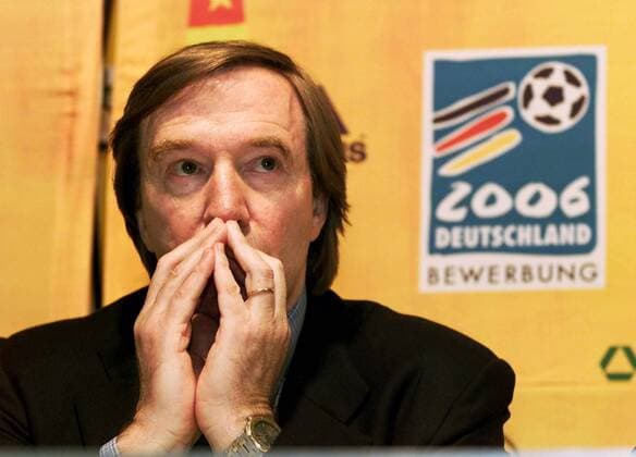 DFB-Botschafter Günther Netzer (Deutschland) schaut der WM-Bewerbung 2006 fragend entgegen Fußball Länderspiel Herren Freundschaftsspiel 2000, Nationalmannschaft, Nationalteam, Kandidatur, Kandidat, Ausrichter Einzelbild Kaiserslautern