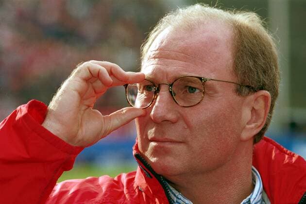 Manager Uli Hoeneß (Bayern) rückt seine Brille zurecht Fußball 1. BL Herren Saison 1999 2000, FC Bayern München, Einzelbild Olympiastadion Berlin Nachdenklichkeit,