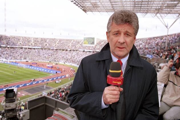 Fernsehkommentator Marcel Reif (Premiere World) spricht ins Mikrofon Fußball 1. BL Herren Saison 1999 2000, Einzelbild Olympiastadion Berlin
