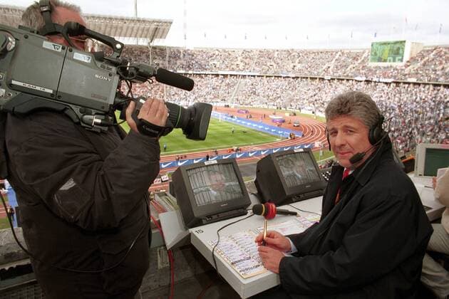 Fernsehkommentator Marcel Reif (Premiere World) wird an seinem Arbeitsplatz von einem Kameramann gefilmt Fußball 1. BL Herren Saison 1999 2000, Gruppe Olympiastadion Berlin