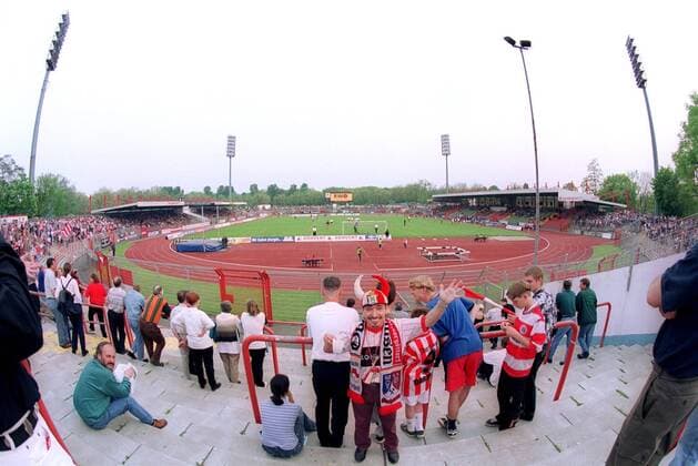 Fußball, Stadiongeschichte Rot-Weiß Oberhausen Niederrheinstadion in der Übersicht mit gut gelauntem Oberhausener Fußballfan im Vordergrund Fußball 2. BL Herren Saison 1999 2000, Rot-Weiß Oberhausen, RW, RWO Totale Niederrheinstadion Oberhausen