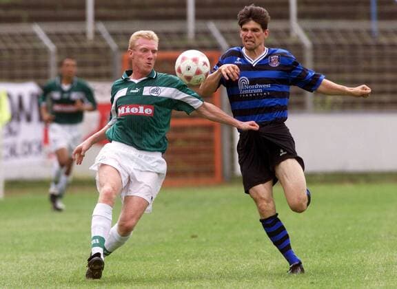 Michael Klein (FSV) und Rob Reekers (Gütersloh) im Laufduell Fußball Herren Regionalliga Süd, Saison 1999 2000, FSV Frankfurt - FC Gütersloh, 100 Jahr Cup Gruppe Stadion Bornheimer Hang Frankfurt M. Dynamik, Kampf