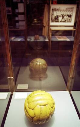 Der WM-Endspiel-Ball von 1954 in der Ausstellung Der Ball ist rund - 100 Jahre DFB Fußball WM Herren Saison 1999 2000, Deutscher Fußball Bund, Geburtstag, Hundertjahrfeier, Feier, hundertjährig Einzelbild Fußballausstellung Oberhausen