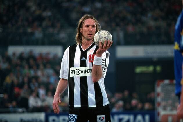 Staffan Olsson (Kiel) präsentiert den Ball Handball 1. BL Herren Saison 1998 1999: THW Kiel Einzelbild Ostseehalle Kiel