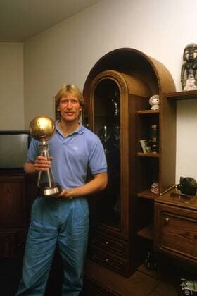 Uwe Rahn (Gladbach) mit der Trophäe als Fußballer des Jahres Fußball 1. BL Herren Saison 1986 1987, Borussia Mönchengladbach, Homestory Einzelbild Mönchengladbach