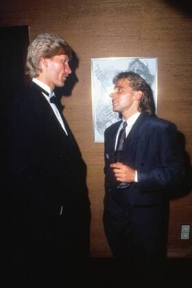Uwe Rahn (Gladbach, li.) im Gespräch mit Thomas Häßler (Köln) Fußball 1. BL Herren Saison 1987 1988, Borussia Mönchengladbach, 1. FC Köln Gruppe