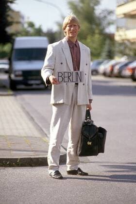 Uwe Rahn auf dem Weg nach Berlin Fußball 1. BL Herren Saison 1990 1991, Hertha BSC Berlin, Homestory, Vereinswechsel Einzelbild Berlin