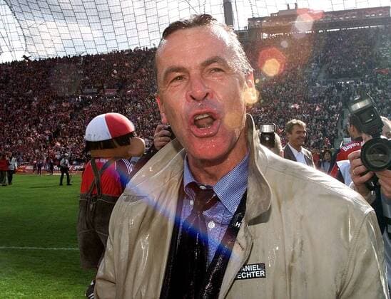 Trainer Ottmar Hitzfeld (Bayern) - glücklich trotz Bierdusche Fußball 1. BL Herren Saison 1999 2000, FC Bayern München, Deutscher Meister, Meisterschaft, Meisterfeier Einzelbild Olympiastadion München Glück, Freude,