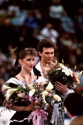 Weltmeister Marina Klimova und Sergei Ponomarenko (beide UdSSR) bei der Siegerehrung Eistanz WM Weltmeisterschaft im Eistanzen 1989 Gruppe Paris