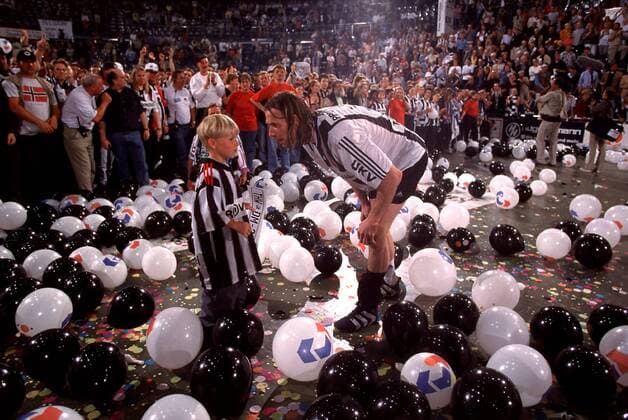 Staffan Olsson (Kiel, vorn re.) und ein kleiner Fan inmitten von Luftballons Handball 1. BL Herren Saison 1999 2000, THW Kiel, Deutscher Meister, Sieg, Sieger, Meisterschaft, Meisterfeier Gruppe Ostseehalle Kiel Freude, Begeisterung