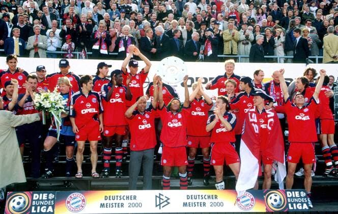 Der FC Bayern ist der Deutsche Meister 2000, in der Mitte mit der Meisterschale Paulo Sergio Fußball 1. BL Herren Saison 1999 2000, FC Bayern München, Deutscher Meister, Meisterschaft, Meisterfeier Totale Olympiastadion München Freude,