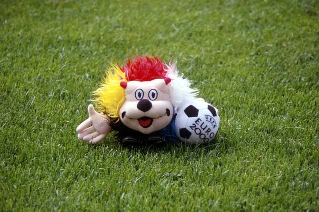 Das offizielle Maskottchen Benelucky auf dem Fußballrasen Fußball EM Herren Europameisterschaft 2000, Vorschau, Niederlande Einzelbild Rotterdam