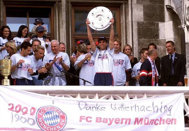 Die Bayern feiern auf dem Rathausbalkon, in der Mitte hält Markus Babbel die Meisterschale hoch Fußball 1. BL Herren Saison 1999 2000, FC Bayern München, Deutscher Meister, Meisterschaft, Sieg, Sieger, Meisterfeier Totale Marienplatz München Freude,