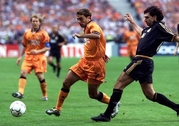 Claudio Lopez (Valencia, li.) gegen Aitor Karanka (Real) Fußball EC 1 Herren Champions League 1999 2000, Finale, Finalspiel, Endspiel, FC Valencia - Real Madrid 0:3 (Spanien) Gruppe Stade de France Paris St. Denis Dynamik, Kampf,