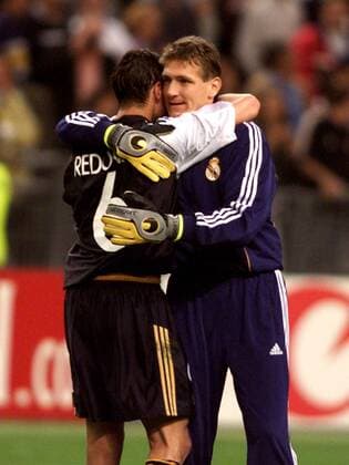 Fernando Redondo (li.) und Torhüter Bodo Illgner (beide Real) liegen sich glücklich in den Armen Fußball EC 1 Herren Champions League 1999 2000, Finale, Finalspiel, Endspiel, Real Madrid (Spanien) Gruppe Stade de France Paris St. Denis Glück, Harmonie, Freude, Kameradschaft,