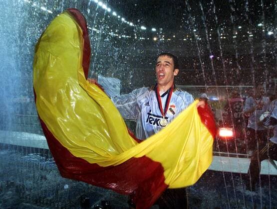 Raul Gonzalez (Real) jubelnd in einem Brunnen im Stadion mit der Spanische Fahne Fußball EC 1 Herren Champions League 1999 2000, Finale, Finalspiel, Endspiel, Real Madrid (Spanien) Einzelbild Stade de France Paris St. Denis Glück, Freude, Begeisterung,