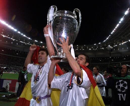Fernando Morientes (li.) und Raul Gonzalez (beide Real) jubelnd mit dem Silberpokal Fußball EC 1 Herren Champions League 1999 2000, Finale, Finalspiel, Endspiel, Real Madrid (Spanien) Gruppe Stade de France Paris St. Denis Freude, Begeisterung,