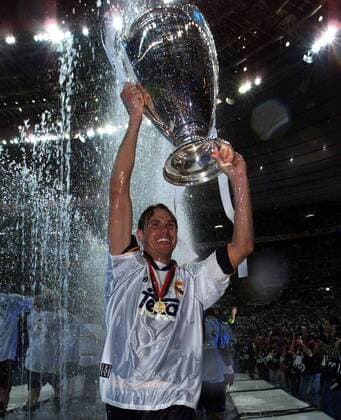Fernando Redondo (Real) jubelnd mit dem Silberpokal Fußball EC 1 Herren Champions League 1999 2000, Finale, Finalspiel, Endspiel, Real Madrid (Spanien) Einzelbild Stade de France Paris St. Denis Glück, Freude, Begeisterung,