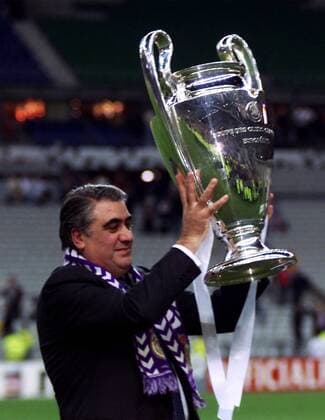 Lorenzo Sanz (Präsident Real) präsentiert stolz den Silberpokal Fußball EC 1 Herren Champions League 1999 2000, Finale, Finalspiel, Endspiel, Real Madrid Einzelbild Stade de France Paris St. Denis Glück, Freude,