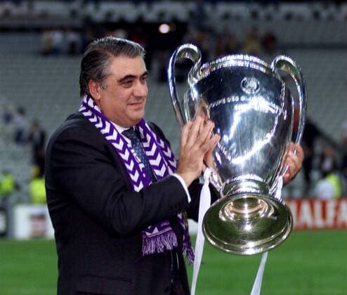 Lorenzo Sanz (Präsident Real) präsentiert stolz den Silberpokal Fußball EC 1 Herren Champions League 1999 2000, Finale, Finalspiel, Endspiel, Real Madrid Einzelbild Stade de France Paris St. Denis Glück, Freude,