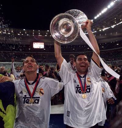 Fernando Hierro (re.) und Fernando Redondo (beide Real) jubelnd mit dem Silberpokal Fußball EC 1 Herren Champions League 1999 2000, Finale, Finalspiel, Endspiel, Real Madrid Gruppe Stade de France Paris St. Denis Glück, Freude, Begeisterung,