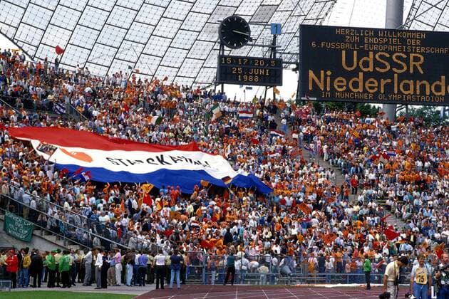 Fußball, EM Finale 1988 in München, Niederlande - Sowjetunion 2:0 Oranje-Fans erwarten jubelnd das EM-Finale zwischen der UdSSR und Holland Fußball EM Herren Europameisterschaft 1988, Nationalmannschaft, Finale, Sowjetunion, SU - Holland, Niederlande 0:2 Totale Olympiastadion München Freude, Begeisterung,