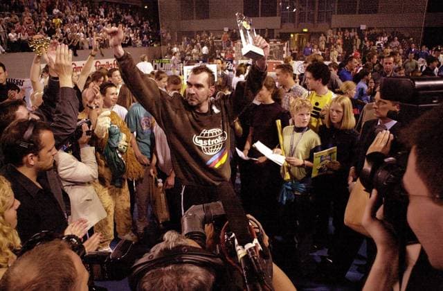 Torwart Andreas Thiel (All Stars Süd-Ost, Bildmitte) beim Bad in der Menge nach seinem Abschiedsspiel Handball 1. BL Herren Saison 1999 2000, All Star Game, Saisonabschluss, Abschied, Verabschiedung Totale Münsterlandhalle Münster Freude,