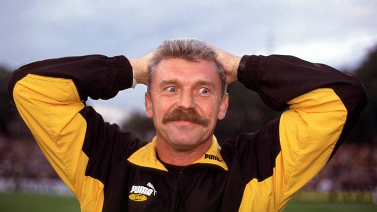 Trainer Dietmar Demuth (St.Pauli) kann sein Glück gar nicht fassen: Pauli hat den Klassenerhalt geschafft Fußball 2. BL Herren Saison 1999 2000, FC St. Pauli Einzelbild Wilhelm-Koch-Stadion am Millerntor Hamburg Freude,