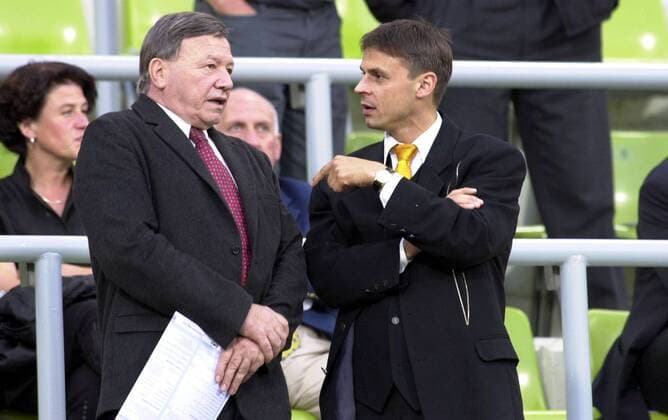Olaf Thon (re., Schalke) und der langjährige DFB-Arzt Prof. Dr. Heinrich Heß zu Gast beim Abschiedsspiel für L.M. Fußball Herren Verabschiedung 2000, Abschied Lothar M., Nationalmannschaft, Nationalteam Deutschland Einzelbild Olympiastadion München