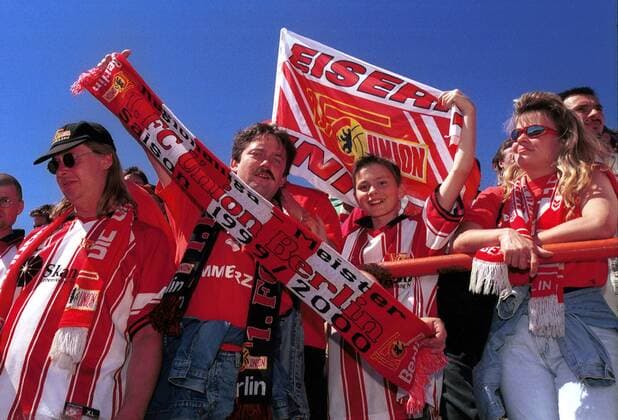 Union-Fans feiern ihr Team Fußball Herren Regionalliga Nordost 1999 2000, 1. FC Union Berlin Gruppe Alte Försterei Stadion an der Wuhlheide Berlin Freude,
