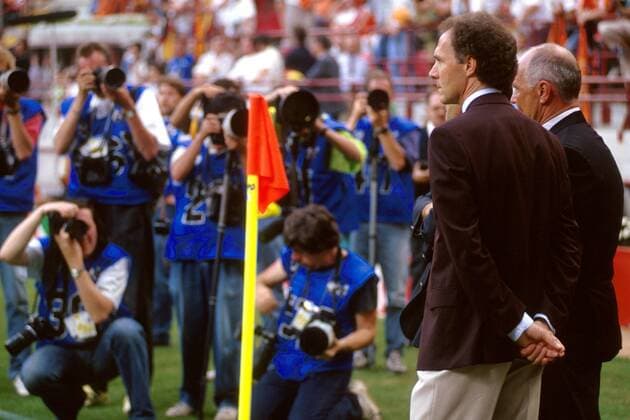 Teamchef Franz Beckenbauer (Deutschland, 2. v. re.) im Mittelpunkt der Aufmerksamkeit Fußball WM Herren Weltmeisterschaft 1990, Finale, Endspiel, Länderspiel, Nationalmannschaft, Nationalteam Einzelbild Olympiastadion, Stadio Olimpico Rom Spannung